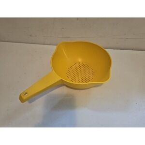 Tupperware Harvest Gold Yellow 1‎ Quart Strainer #1200 with Handle